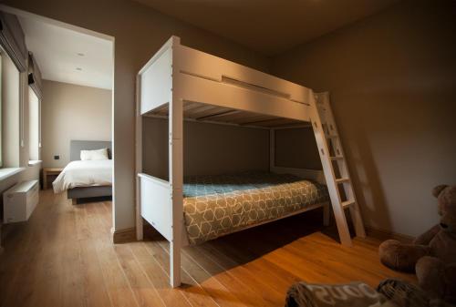 Vakantiewoning Nr63 في براكيل: غرفة نوم مع سرير بطابقين مع سلم