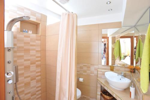 bagno con lavandino e doccia di Lindian Jewel Exclusive Apartments a Líndos