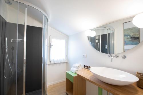 une salle de bains avec un lavabo et un miroir dans l'établissement La Colombiera Relais, à Castelnuovo Magra