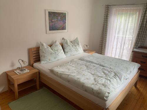 מיטה או מיטות בחדר ב-FeWo Lüttich