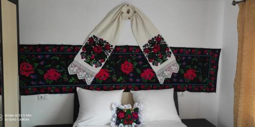 a bed with a blanket on top of it at La Lenuța În Susani in Breb