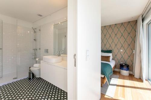 Koupelna v ubytování Luminous Premium Loft w/AC & Terrace by LovelyStay