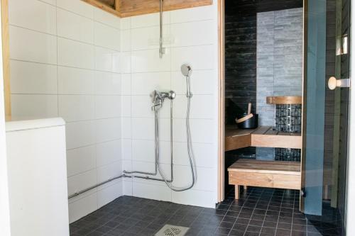 Kylpyhuone majoituspaikassa Loma-Autio Aamurusko