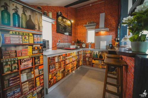 un restaurant avec un comptoir et des étagères de boissons dans l'établissement APPART New-yorkais FRIENDS ( Central PERK ), à Troyes