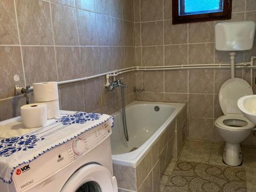 apartman Mara في موكرا غورا: حمام مع حوض ومرحاض وغسالة