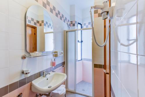 Kylpyhuone majoituspaikassa Hotel Verona