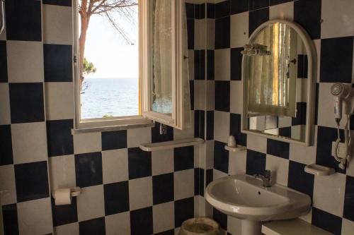A bathroom at Villa Sarina