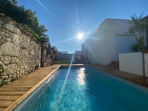 - une piscine avec un point d'eau dans une maison dans l'établissement Suite pour deux, à La Jarne