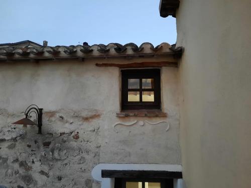 una ventana en el lateral de un edificio en Domo Sedda, en Galtellì