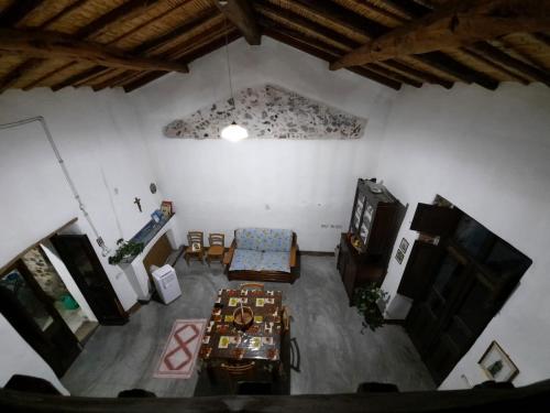 uma vista superior de uma sala de estar com uma mesa em Domo Sedda em Galtellì