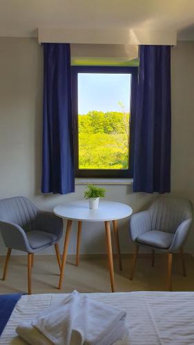 a room with a table and two chairs and a window at Willa Abrazja - wypoczynek dla dorosłych in Jastrzębia Góra