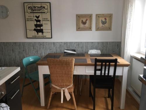 a kitchen with a wooden table and chairs at Ferienwohnung im Herzen von Kelheim in Kelheim