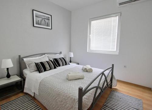 um quarto com uma cama com duas toalhas em Luxury Apartment Petra em Ravno