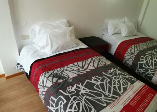 2 camas individuais num quarto com em La Casa de Leonardo YANAHUARA em Arequipa