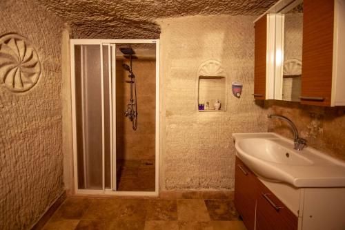 Salle de bains dans l'établissement Seven Rock Cave Hotel