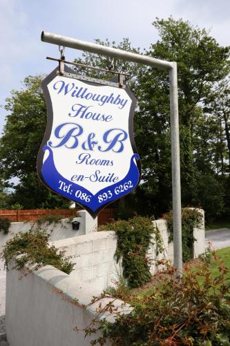 Willoughby Houseに飾ってある許可証、賞状、看板またはその他の書類