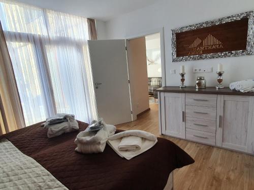 Un dormitorio con una cama con dos bolsas. en Apartman EMMA, en Demänovská Dolina