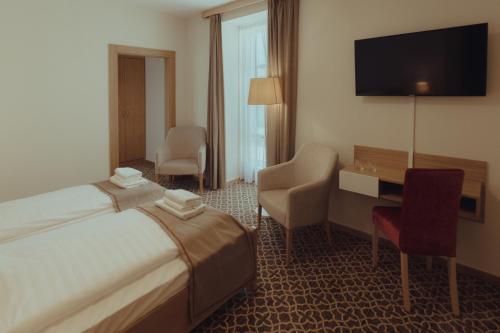 Postel nebo postele na pokoji v ubytování Brigadéros Hotel Brigadír Borsi