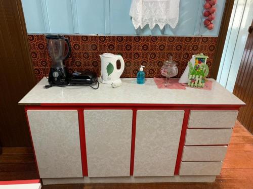 a lego counter with a blender and other items on it at CASA TREIN - há 20 minutos do centro de Gramado in Três Coroas