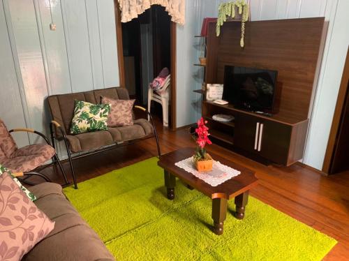 a living room with a couch and a coffee table at CASA TREIN - há 20 minutos do centro de Gramado in Três Coroas