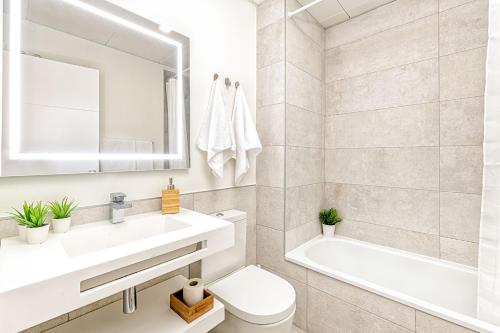 łazienka z umywalką, wanną i toaletą w obiekcie Teatro Apartment in Malaga by Solaga Holiday Homes w Maladze