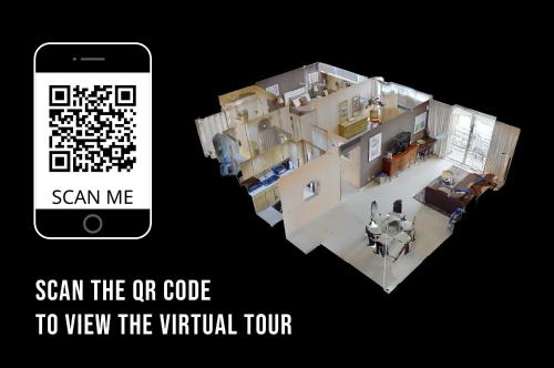 un téléphone portable avec une photo d'une maison virtuelle dans l'établissement 2BR Condo at Isla Verde Beach, à San Juan