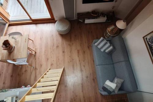 an overhead view of a living room with a couch at Magnifique appartement à la Joue du Loup in Le Dévoluy