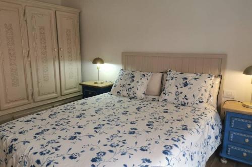 1 dormitorio con 1 cama azul y blanca y 2 almohadas en Piso restaurado en Santa Cruz de La Palma, en Santa Cruz de la Palma