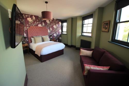 水晶宮的住宿－Westow House，一间卧室配有一张床和一张沙发
