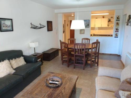 sala de estar con sofá y mesa en Gran ubicación, precioso y super cómodo! en San Carlos de Bariloche
