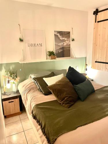 un lit avec des oreillers dessus dans une chambre dans l'établissement Petit cocon au cœur d'Annecy, à Annecy