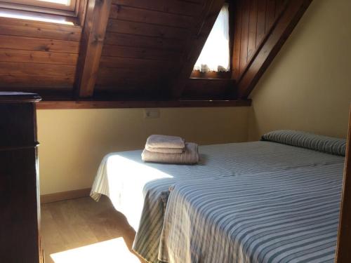 アルティエスにあるCalle Remediosのベッドルーム1室(青い毛布、窓付)