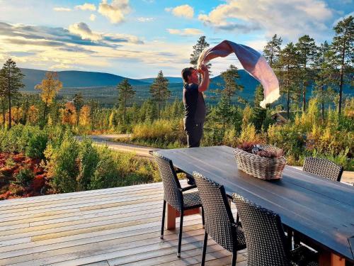 osoba stojąca na pokładzie ze stołem piknikowym w obiekcie 12 person holiday home in S LEN w mieście Sälen