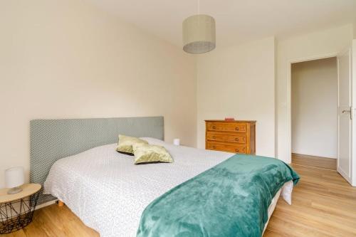מיטה או מיטות בחדר ב-La casa de Sophie T3 avec jardinet, Parking privé - Port de Vannes
