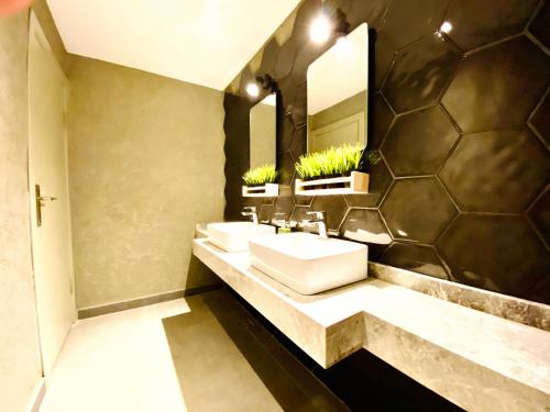 ein Badezimmer mit zwei Waschbecken und einem großen Spiegel in der Unterkunft Royal City Hotel in Antalya