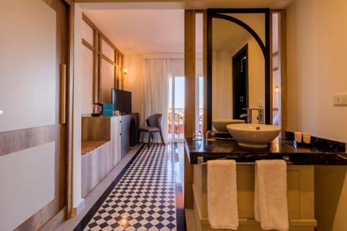 een badkamer met een wastafel en een spiegel bij The Boutique Hotel Hurghada Marina in Hurghada