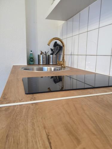 cocina con fregadero y suelo de madera en FEWO Buer, en Gelsenkirchen