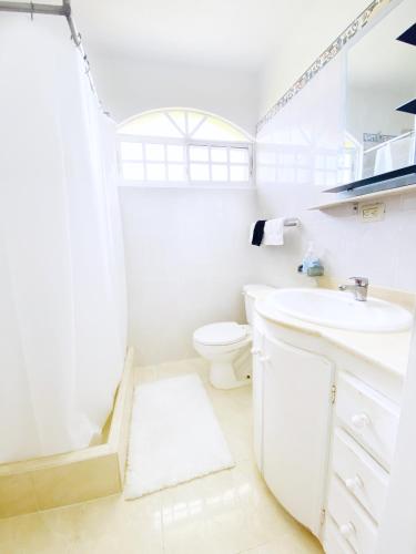 Ένα μπάνιο στο Sweet Home Punta Cana Guest House - VILLA Q15A
