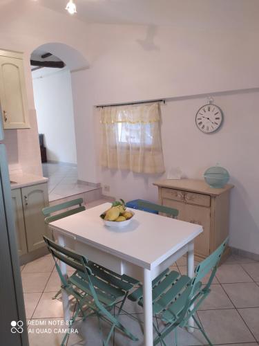 una cocina con una mesa con un tazón de plátanos. en Alloggio turistico Amalasunta, en San Lorenzo Nuovo