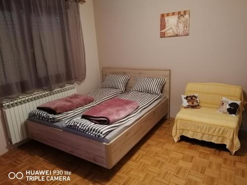 Un pat sau paturi într-o cameră la Studio apartment Meli