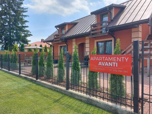 Apartamenty Avanti-Stare Miasto Zamość في زاموسك: علامة على سياج أمام المنزل