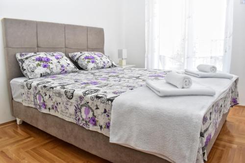 a bedroom with a bed with two towels on it at Apartman Dajana in Trebinje