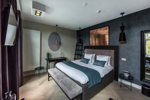 een slaapkamer met een groot bed en een bureau bij No. 377 House in Amsterdam