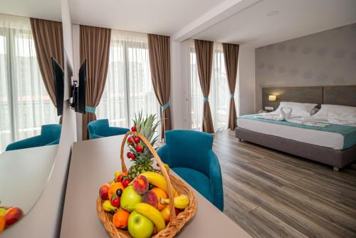 a hotel room with a table with a basket of fruit at B&B Amfora in Petrovac na Moru