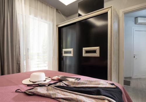 Una cama o camas en una habitación de Leonardo Apartamente