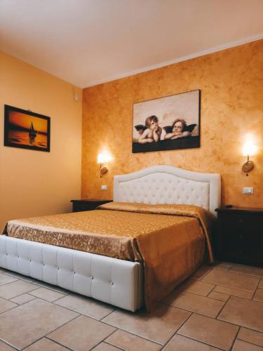 a bedroom with a white bed in a room at Vignali Residence in Diso