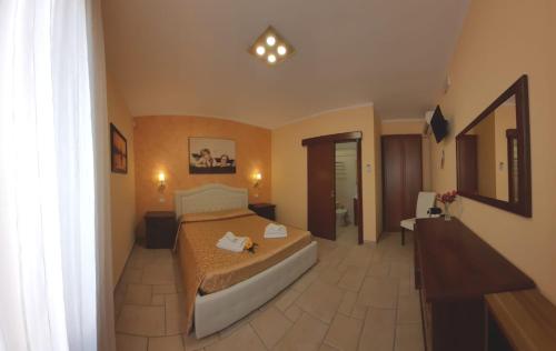 a hotel room with a bed and a mirror at Vignali Residence in Diso