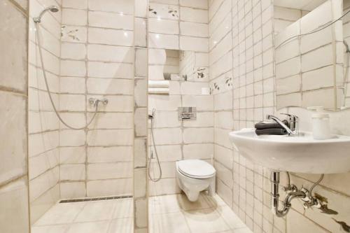 Kúpeľňa v ubytovaní Standard Apartment by Hi5- Rose street's home (225)