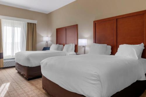 Postel nebo postele na pokoji v ubytování Comfort Inn & Suites North Mankato