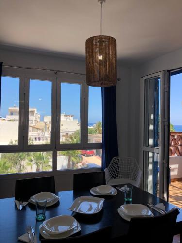 Una mesa de comedor con vista al mar. en Isleta 5, en La Isleta del Moro